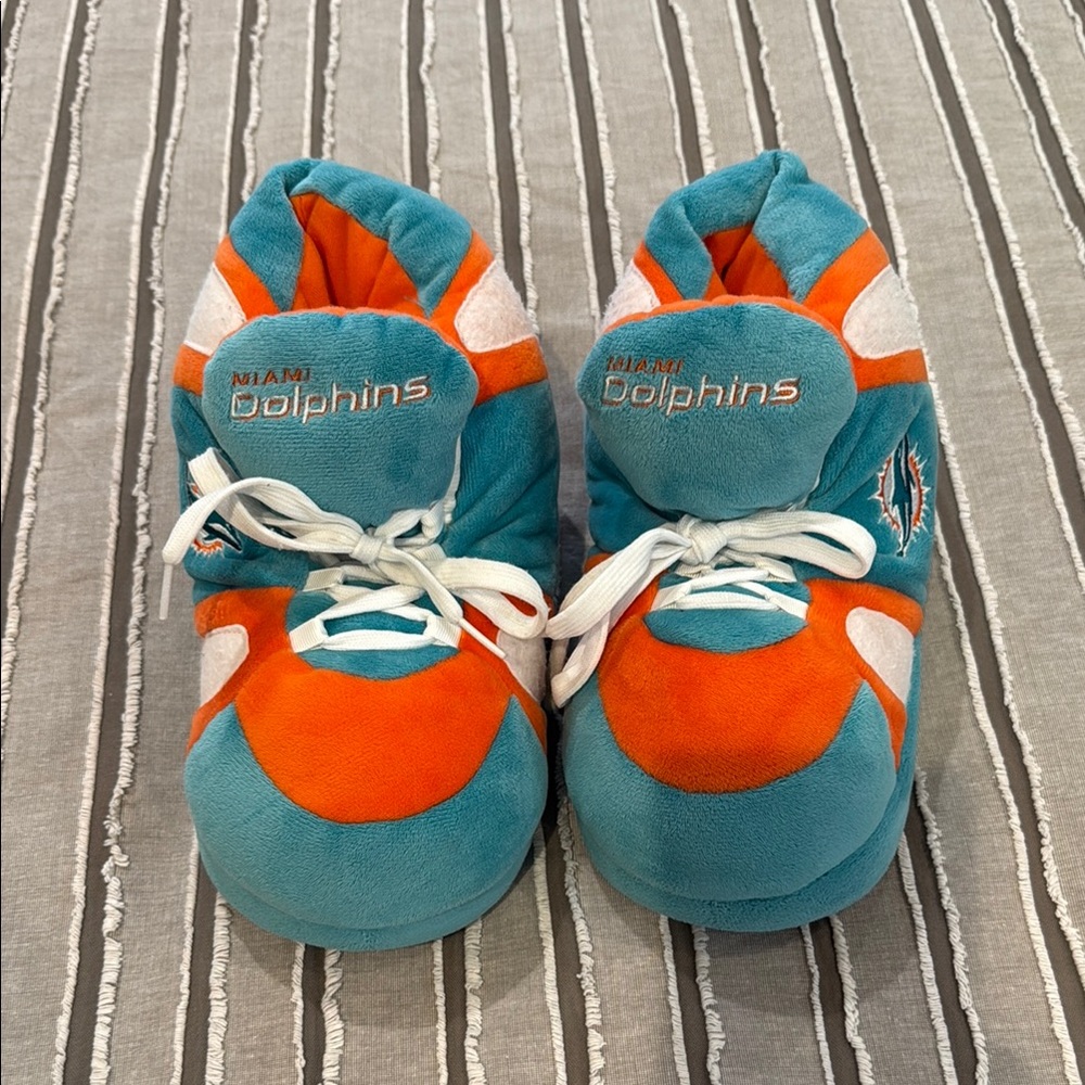 HAPPY FEET NFL MIAMI DOLPHINS Slippers. SZ M fits Women SZ 5.5-7.5 Men 4.5- 6.5